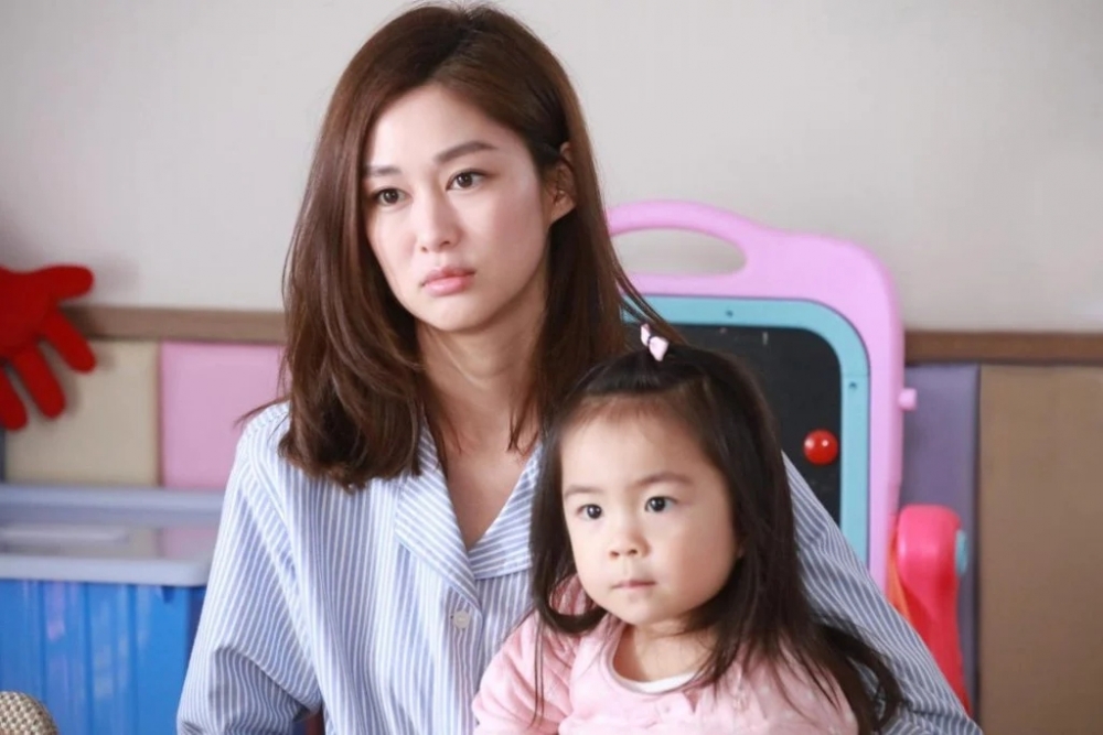 最後媽媽決定讓孩子轉學,離開這趟污水