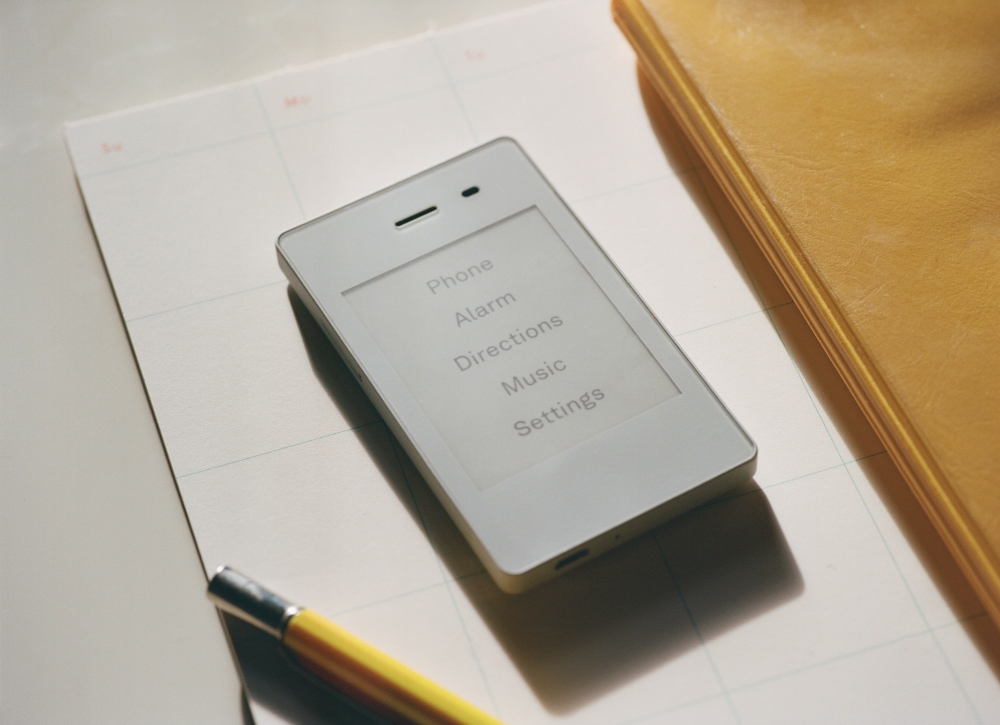 學校給學生一部「輕型手機」，用作和家人好友聯繫的工具。