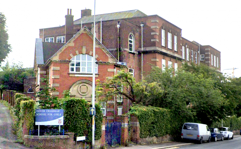Dover Grammar School for Girls位於海港城市多佛爾。