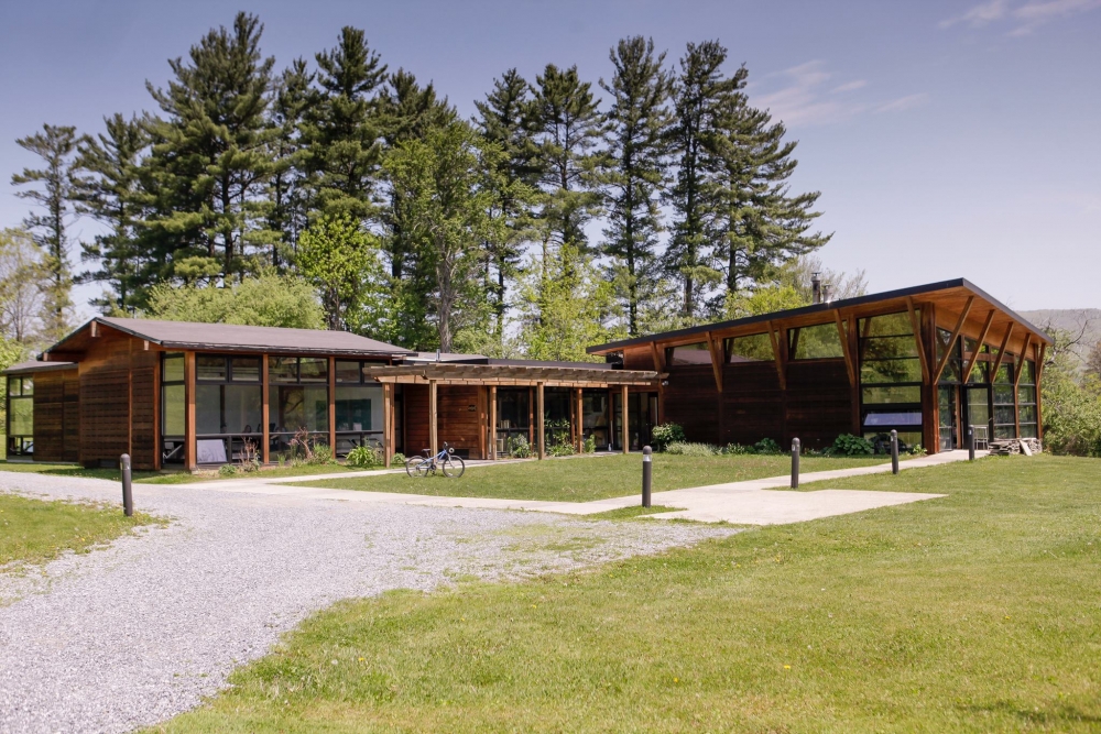 位於美國麻省的Buxton School是一所男女寄宿學校，成立於1928年。