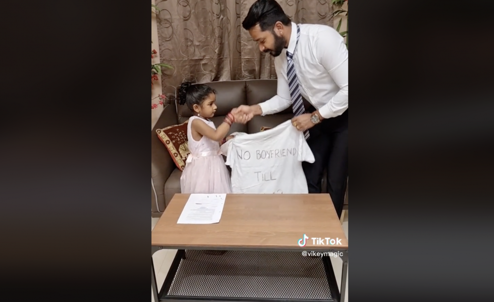 兩人隨後交換T恤,爸爸一臉滿意和女兒握手。