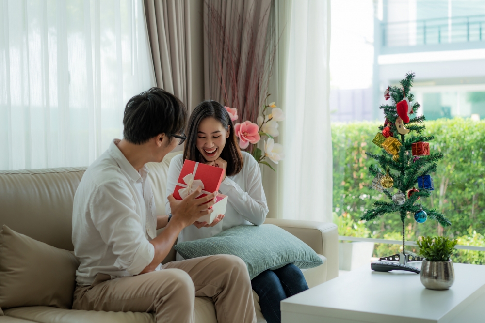 網民認為人夫應該先送禮物給老婆,才輪到女兒。