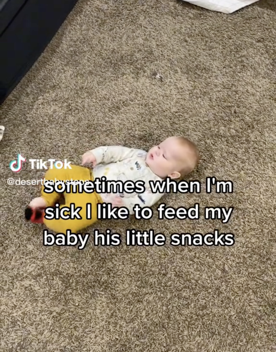 Raquel的兒子喜歡在地毯上玩耍。