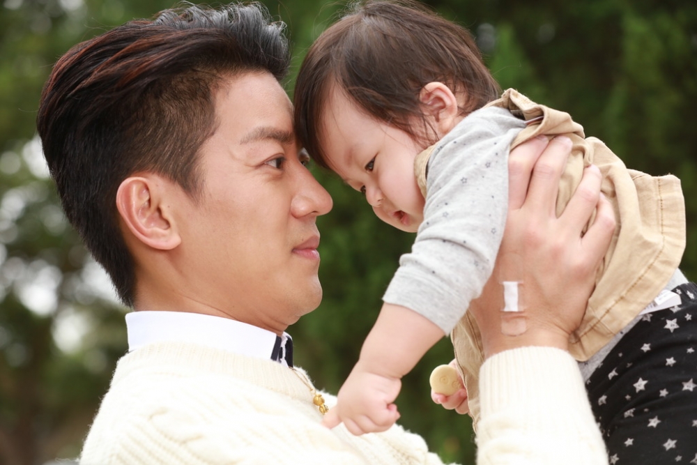 爸爸總是有許多奇怪育兒方法？