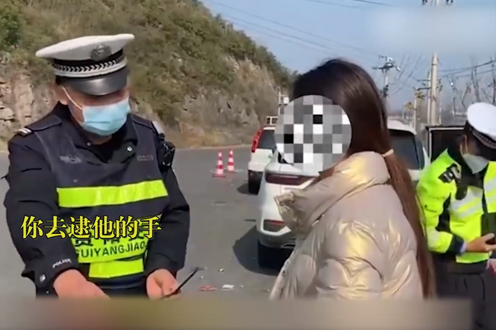 警察了解孩子情況後，嚴厲批評人妻行為過於危險。