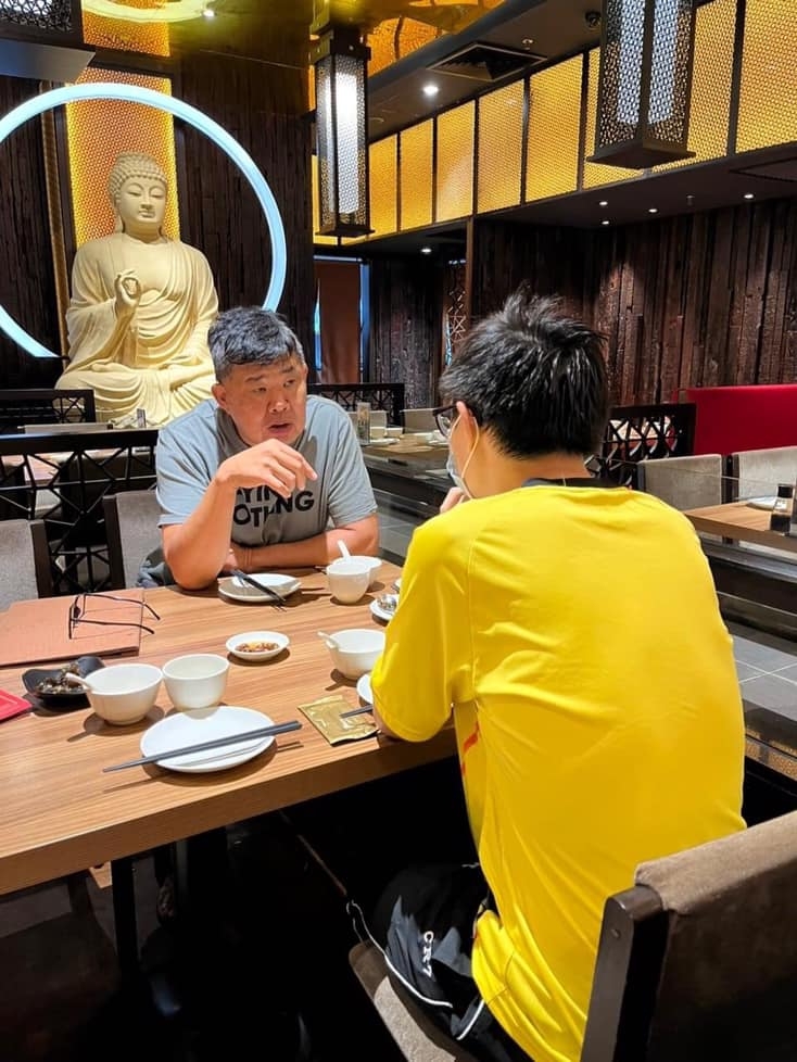 「馬鈴薯叔叔」了解男大生的情況後,便請他到一家餐廳吃了4餸1湯