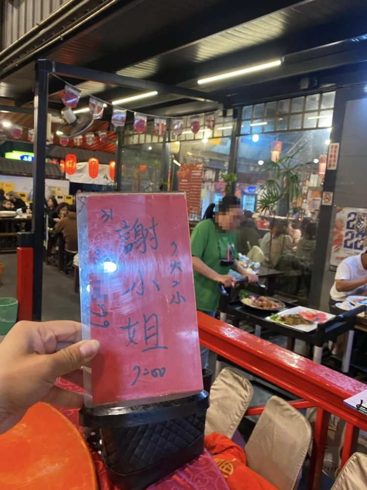 餐廳的桌上仍放著「謝小姐,7大2小,7點」的預約告牌