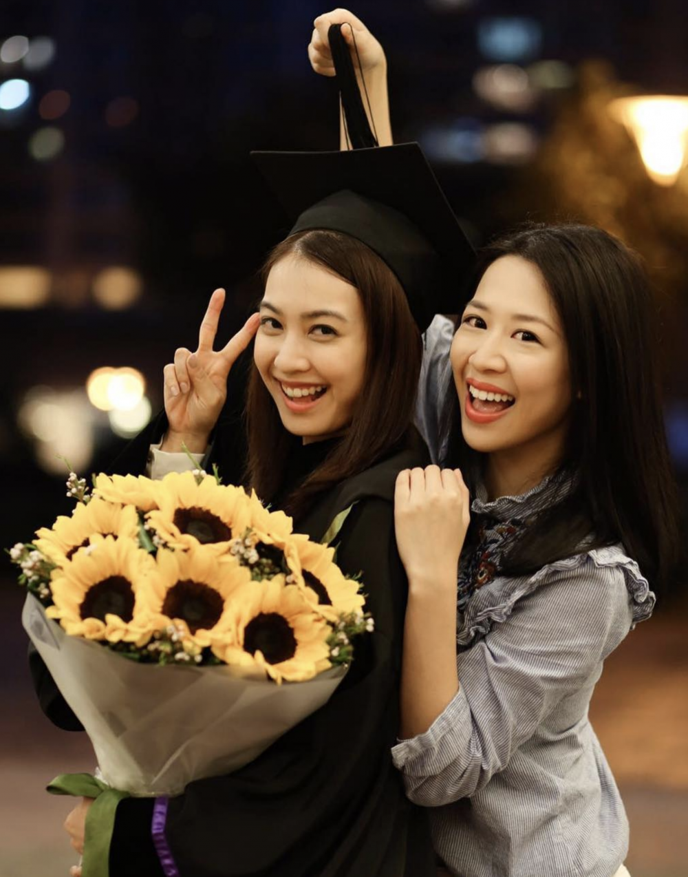 朱千雪在中大碩士畢業時，和好友沈杏賢在校園拍照留影。