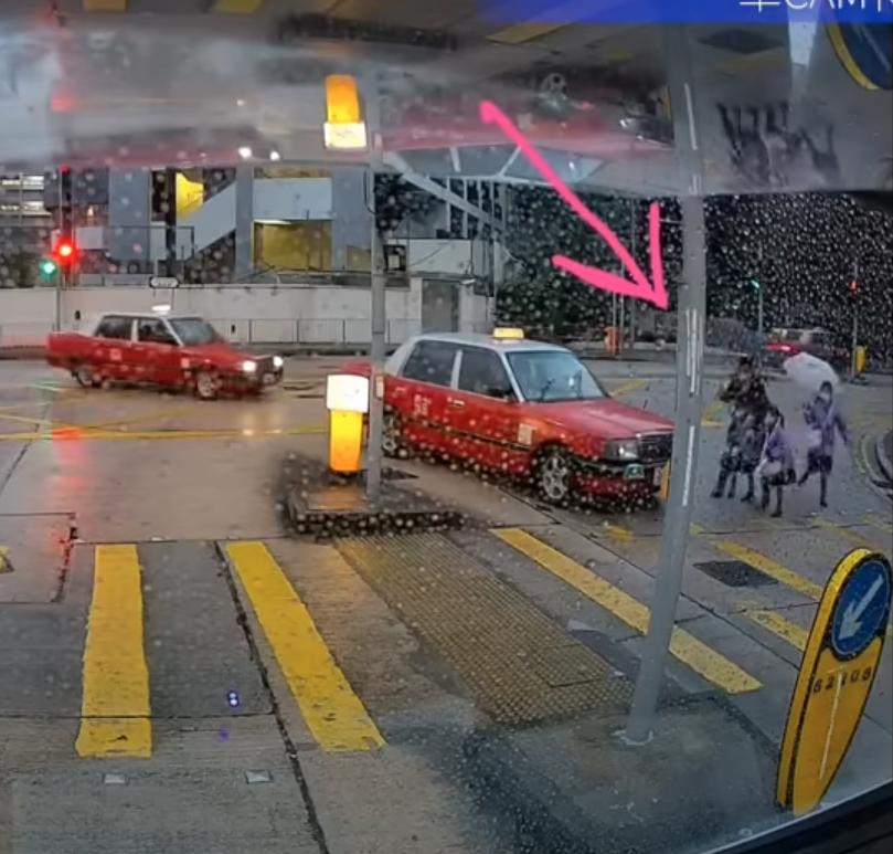 一部的士轉彎駛往父女四人，幸好司機反應夠快及時煞車