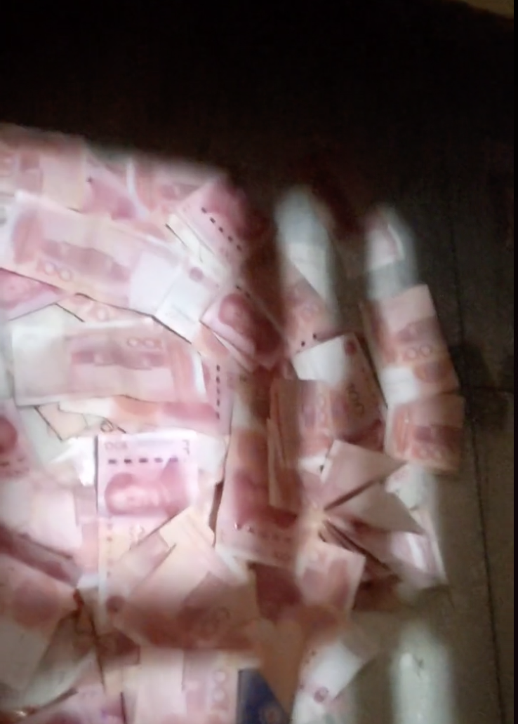 男子的私房錢全是百元大鈔人民幣。