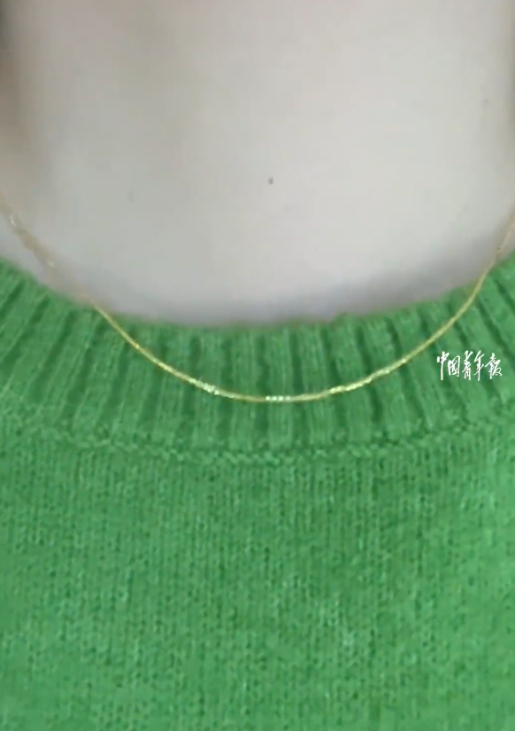 媽媽挑選一條價值1,170元人民幣的金頸鏈，表示這是她今生最珍貴的一條頸鏈。