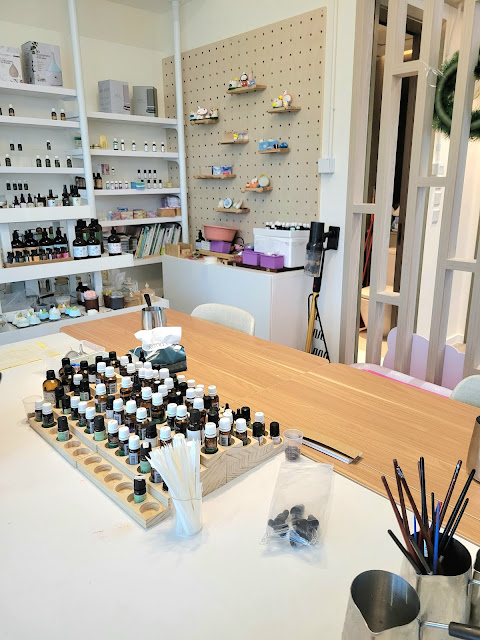 工作室分為2部份，一邊係精油工作坊，另一邊就係DIY工作坊