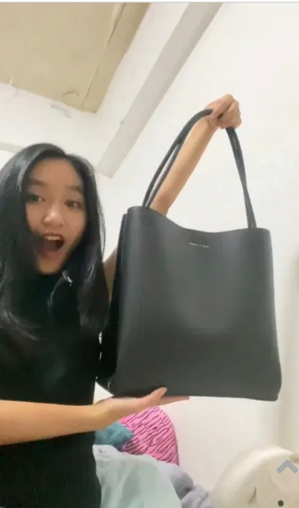 影片記錄了少女買手袋的過程，