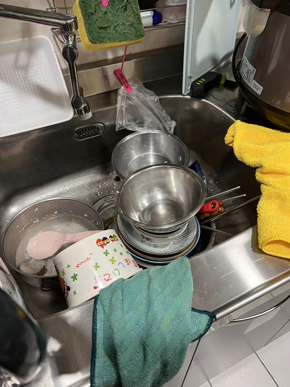 家中洗手盆滿是用過的碗碟,老公又不幫手洗,令人妻大崩潰。