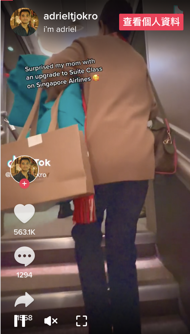 Adriel媽媽在登機後，直接被安排上飛機2樓。