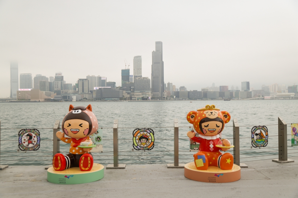 來到灣仔海濱，可以和十二生肖造型的Chocolate Rain公仔合照。