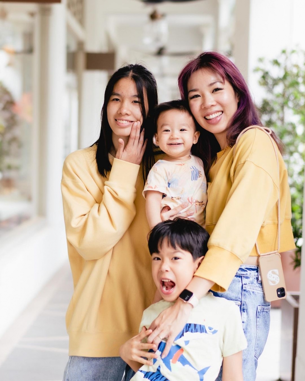 鄭媽媽和女兒感情親密，得知女兒成績不理想，反向安慰：「十年後沒人記得你的成績！」