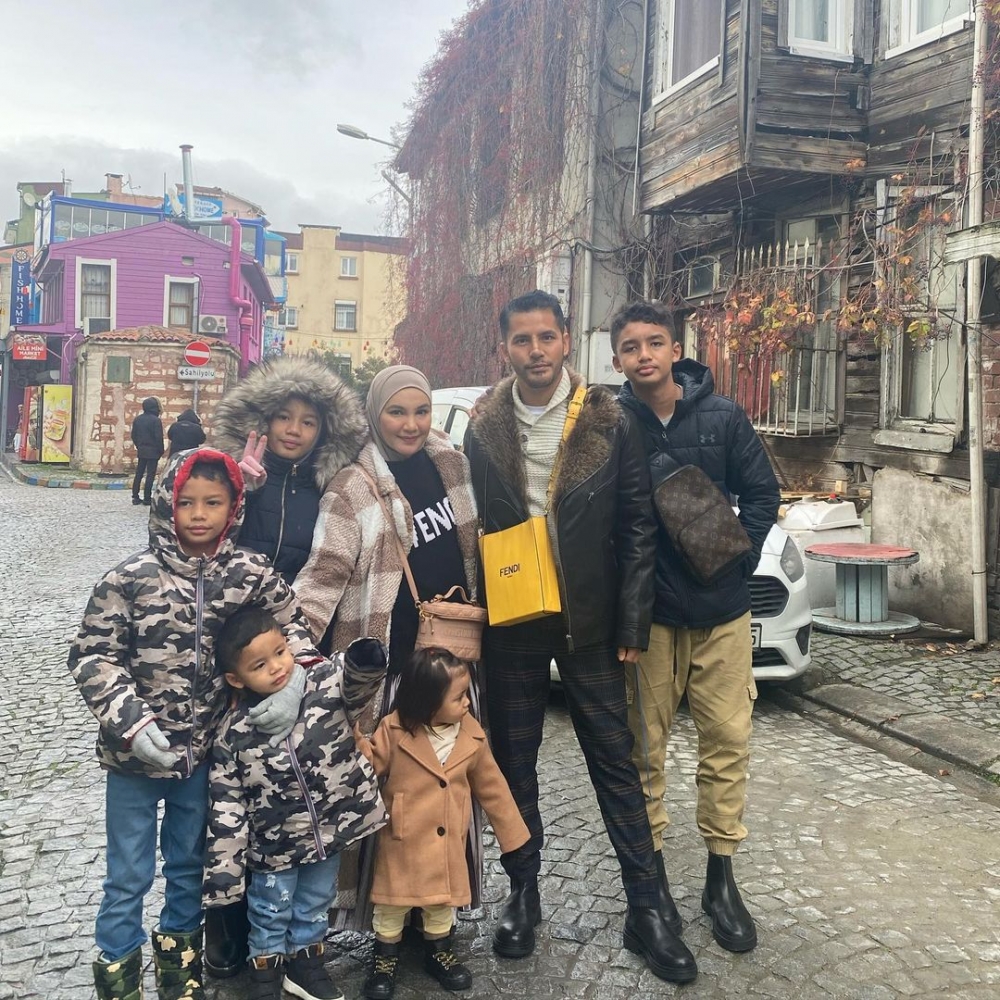 兩人目前育有5名小孩，預計今年初迎接第六位小孩。