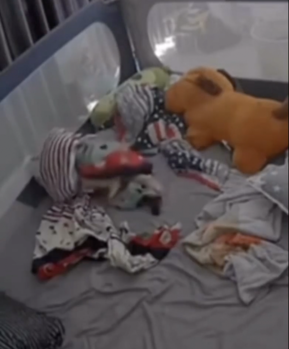 BB掙扎過程中,棉被越纏越緊,已經看不見BB身影。