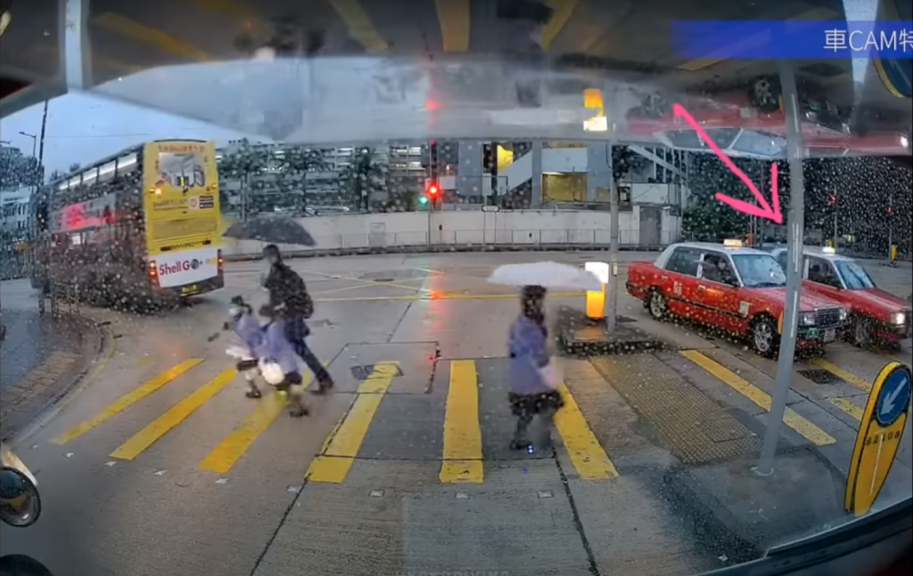 爸爸繼續帶其中2名女兒過馬路，其中一名女兒嚇到即刻跑回安全島