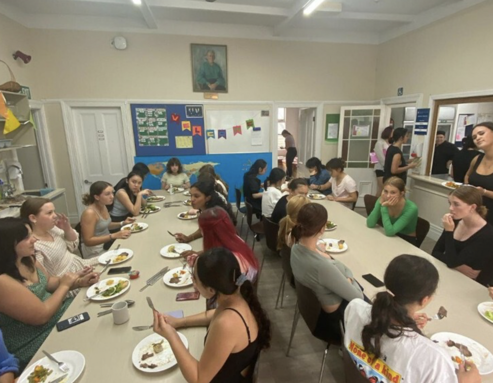 食飯時姚焯菲（左上方）專心聽同學請話。