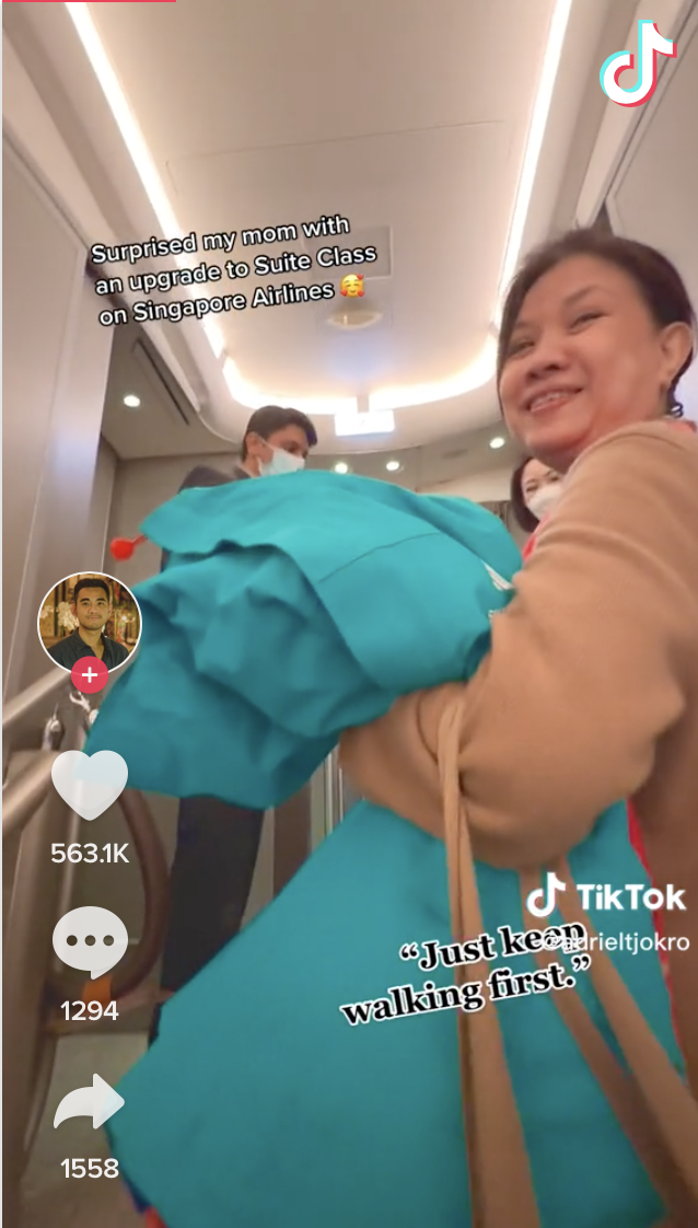 媽媽邊行樓梯，邊感到疑惑。