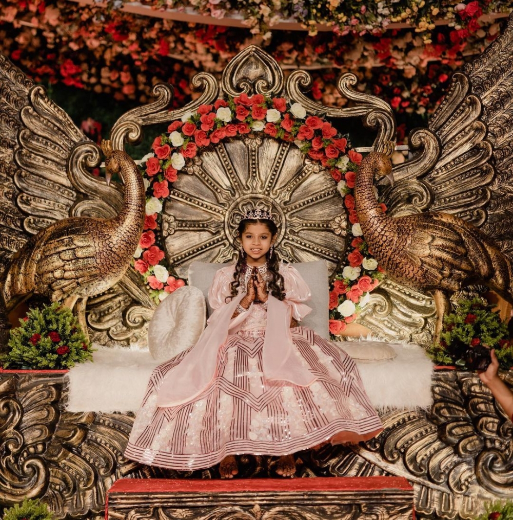 Devanshi一身珠光寶氣出席儀式。