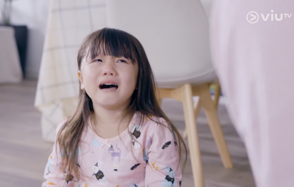 細女以為媽媽討厭自己，難過不已。