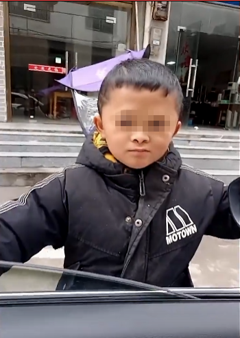 小馬雲被揭發當街攔車要錢