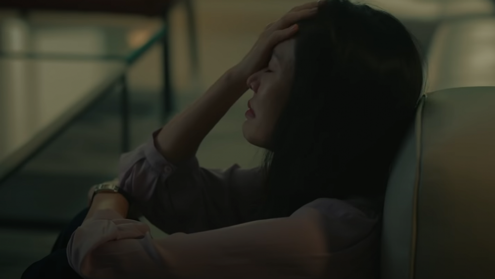 人妻開始在想是不是真的要退學,出去工作。