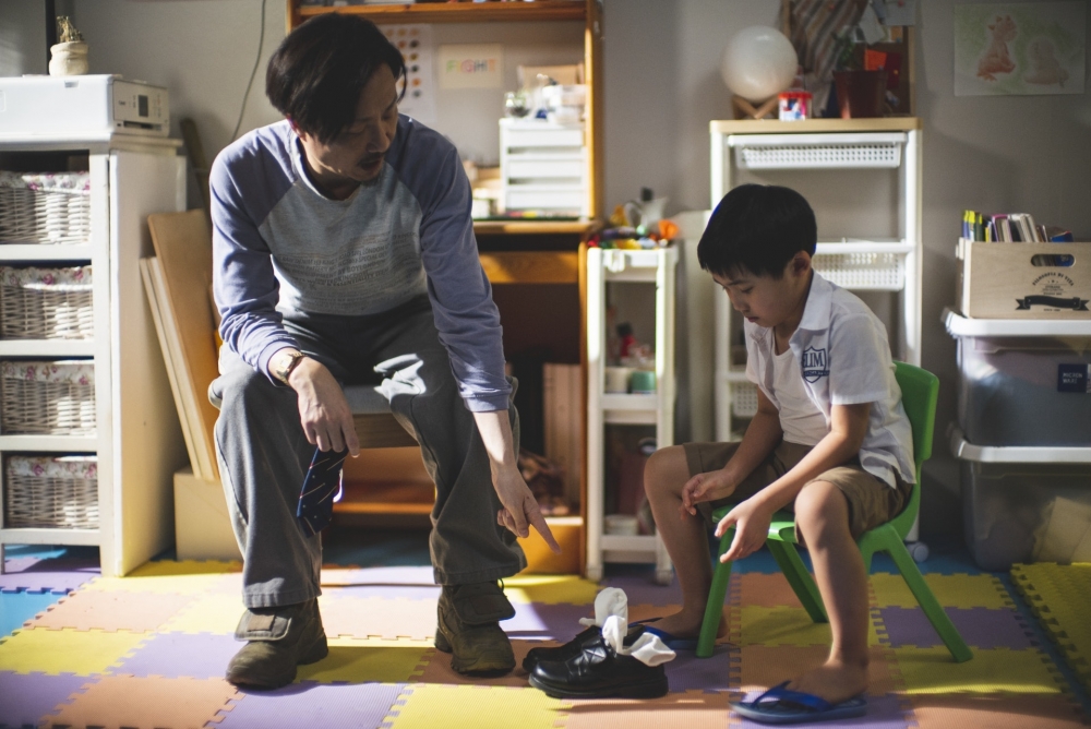 為了讓即將入讀小學的兒子追上學習進度，港爸唯有請家教為兒子補習。