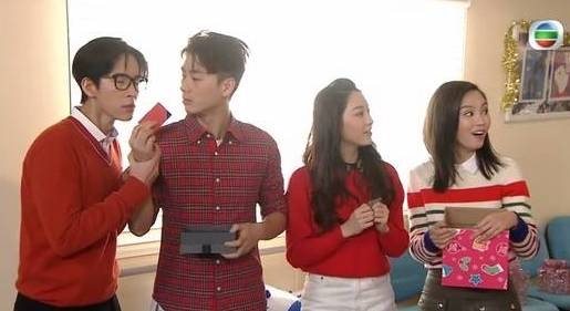 網民就送現金代替送禮,展開兩極化的爭論