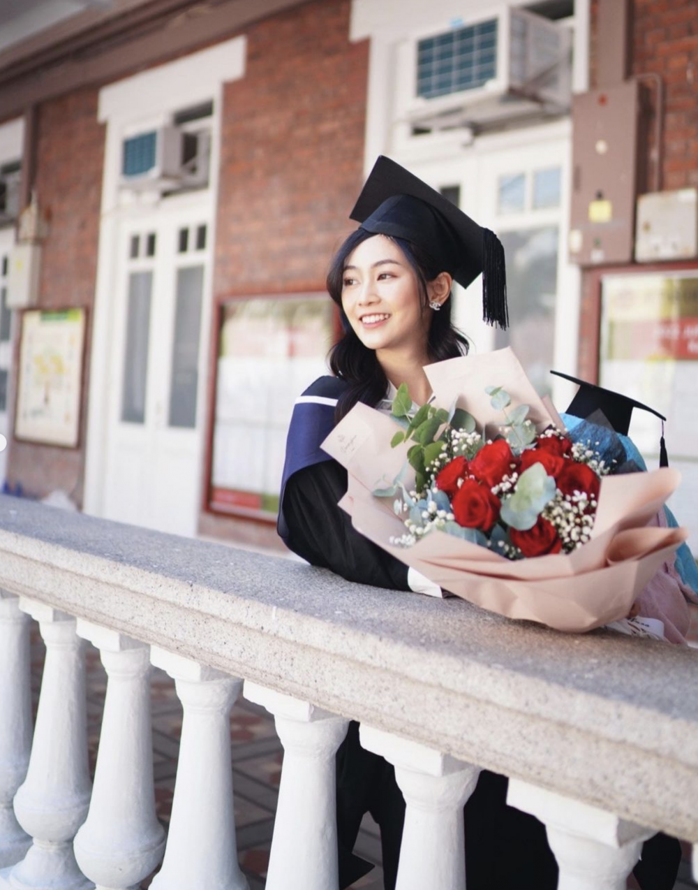 去年郭柏妍碩士畢業時穿上畢業袍的照片，仙氣十足。