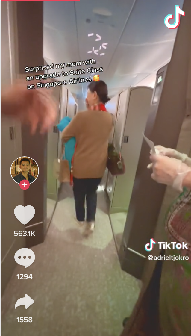 空姐帶媽媽順利走到頭等艙。