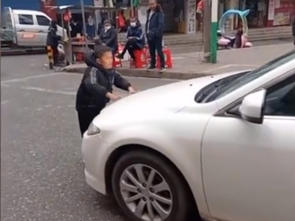 小馬雲疑受父母指使當街碰瓷