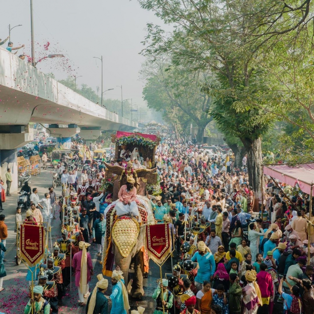 當天的遊行儀式將街道擠得水泄不通。