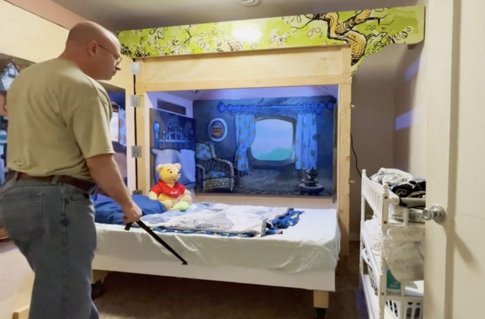 爺爺指這項工程是一項很大的挑戰,大門重約200磅,如果孫子想在裡面反覆敲打也不會搖晃造成危險