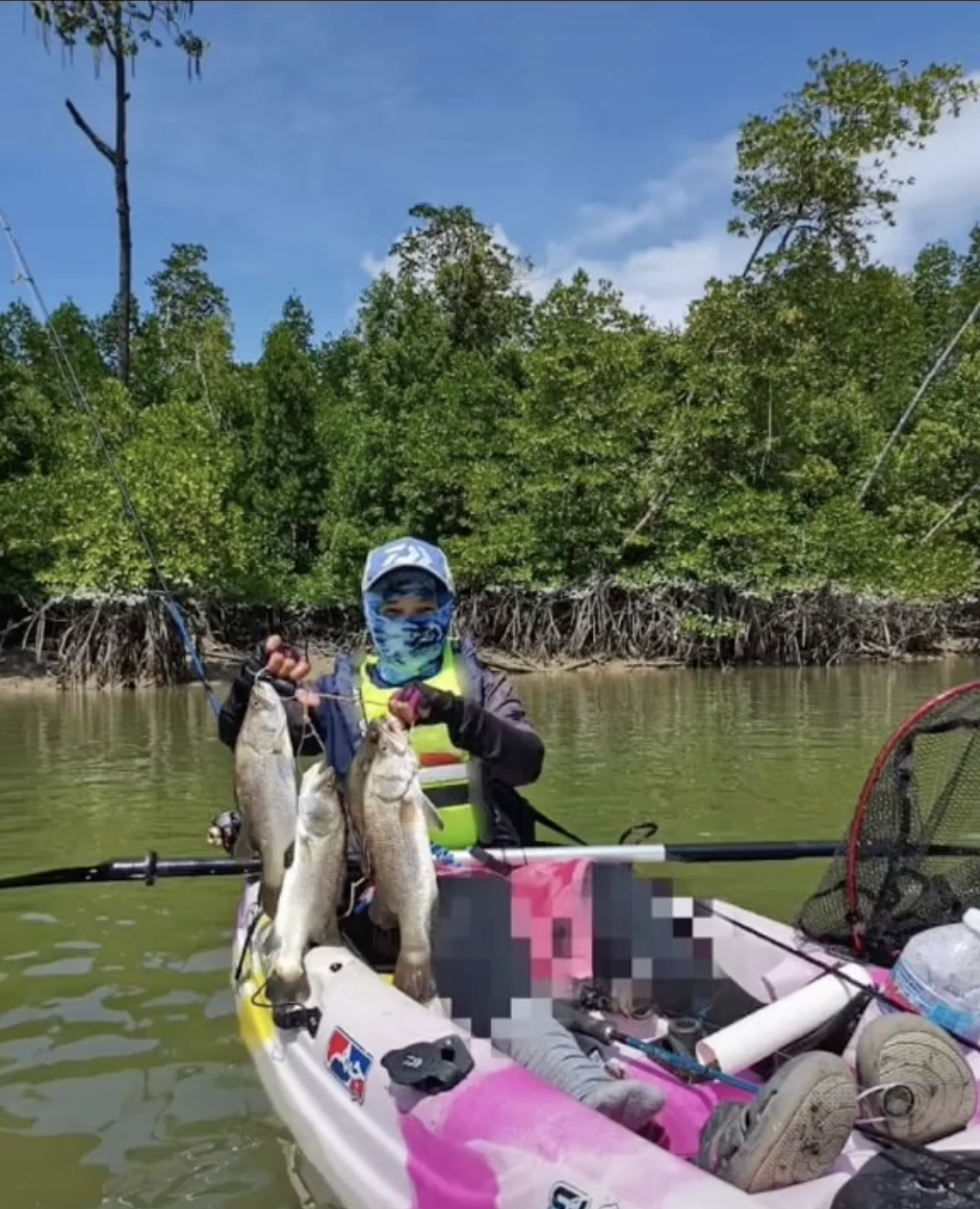 為了報復丈夫,她也開始學習釣魚。