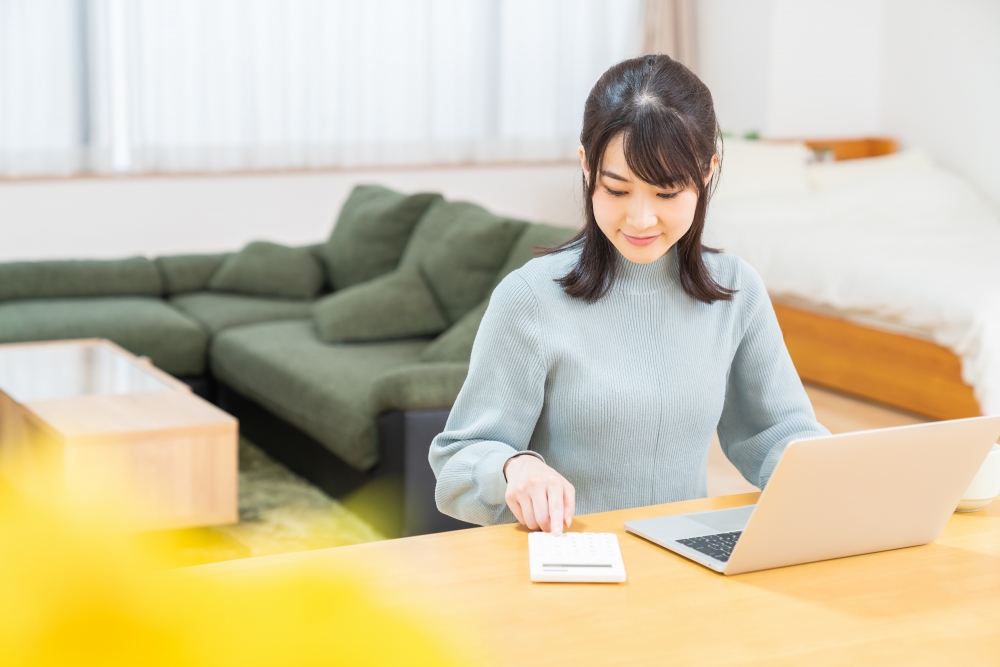 媽媽教育女兒要把錢存起來,作日後危急關頭的儲備金