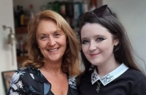 Emily（右）患病前曾入圍英國廣播公司（BBC）年度最佳年輕藝術家