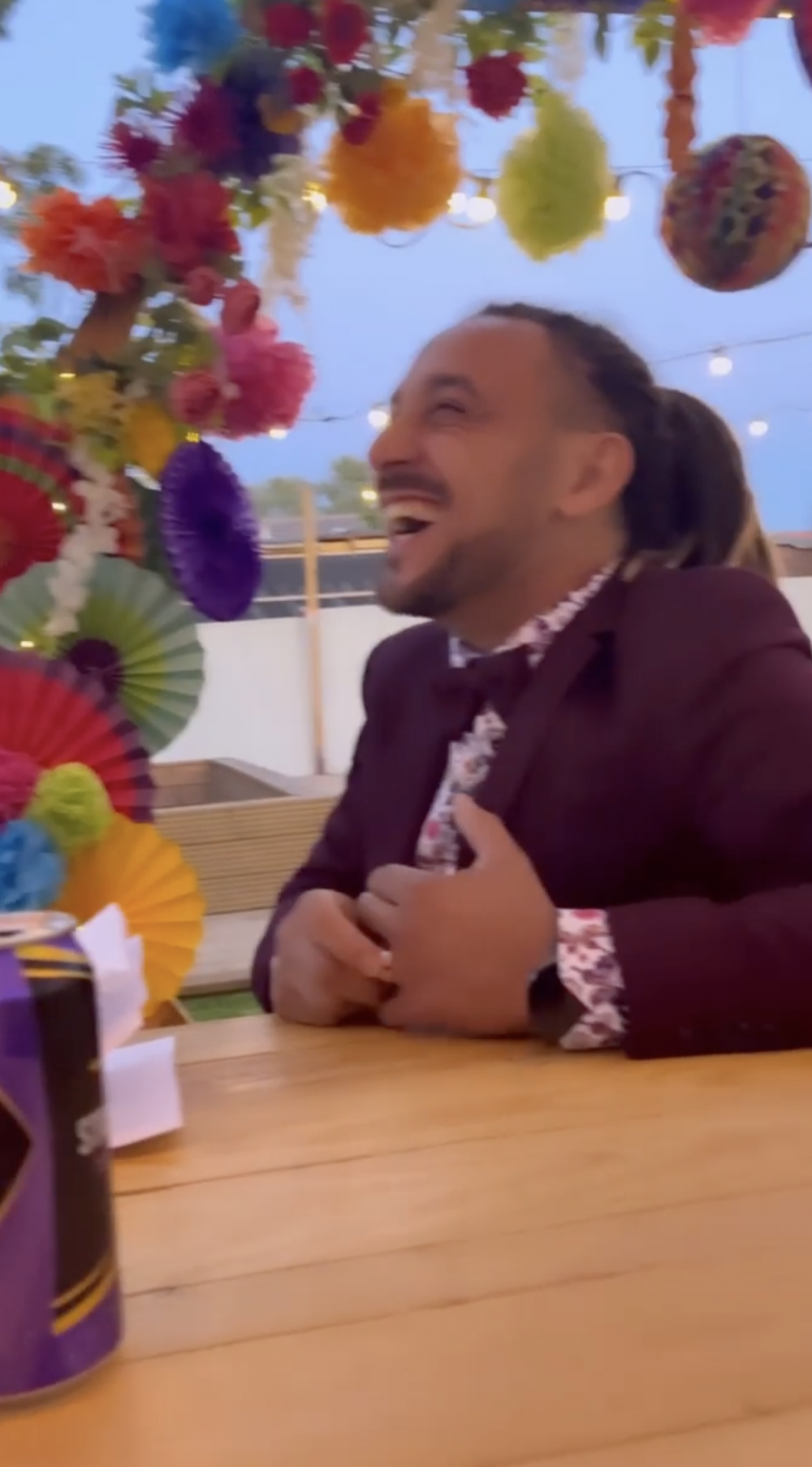 聽著繼子的致詞，Tony笑得很開心。