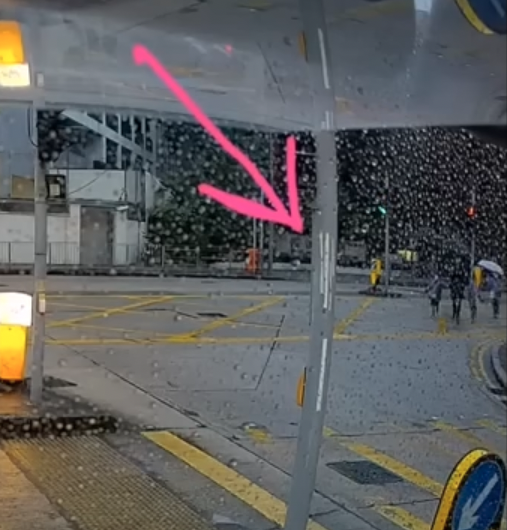 一名港爸竟公然拖住3個身穿校服的女兒衝紅燈