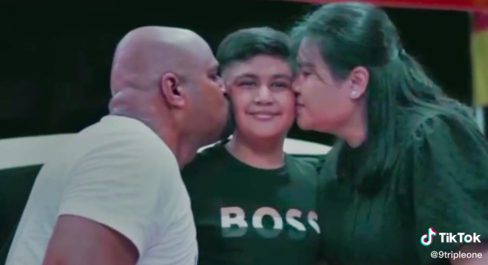 父母分別在兒子的雙頰致上一吻