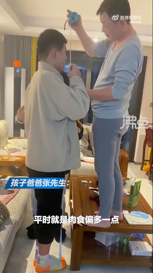 爸爸指兒子沒有特別吃什麼食物，僅肉類會比較多