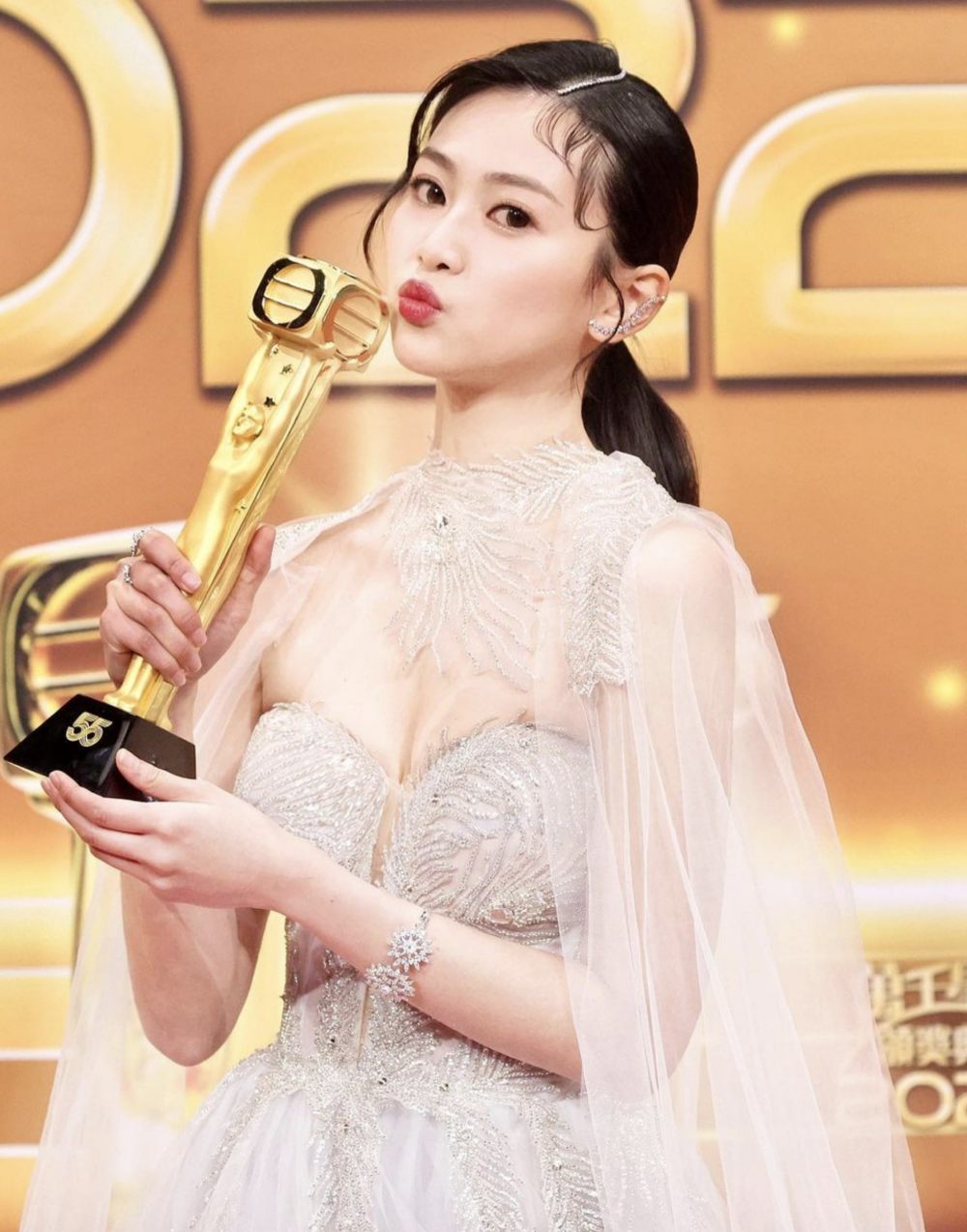 入行只有兩年的郭柏妍，擊敗一眾強敵，奪得飛躍進步女藝員獎項。