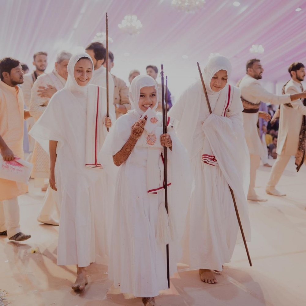 換上一身素色長袍的Devanshi正式成為僧侶,會在寺廟嚴守教義樸素生活。