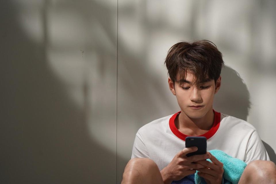 學校認為青少年因過度上網,心理健康受損,出現焦慮、抑鬱、飲食失調和網絡欺凌等問題