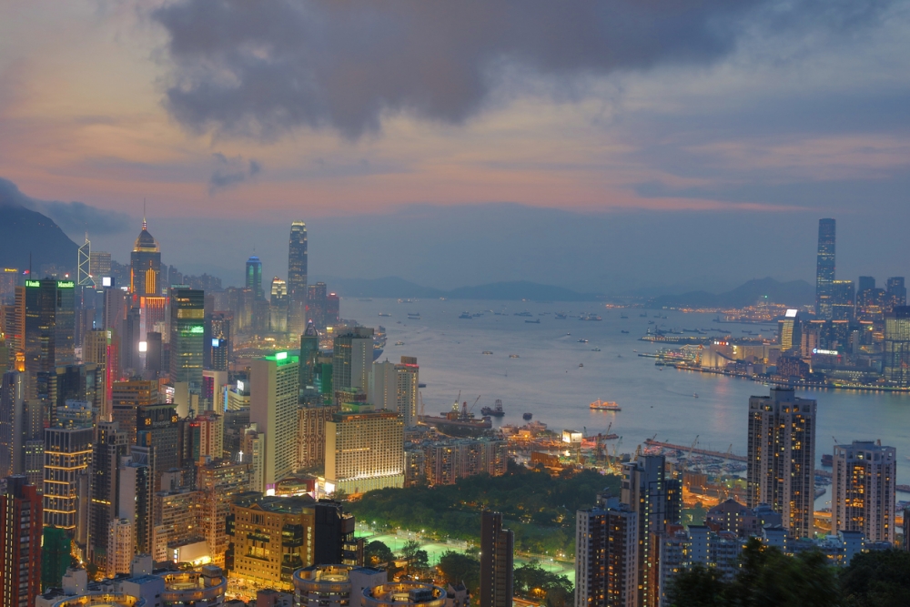 登上小馬山或金督馳馬徑，可遠眺維港景色。