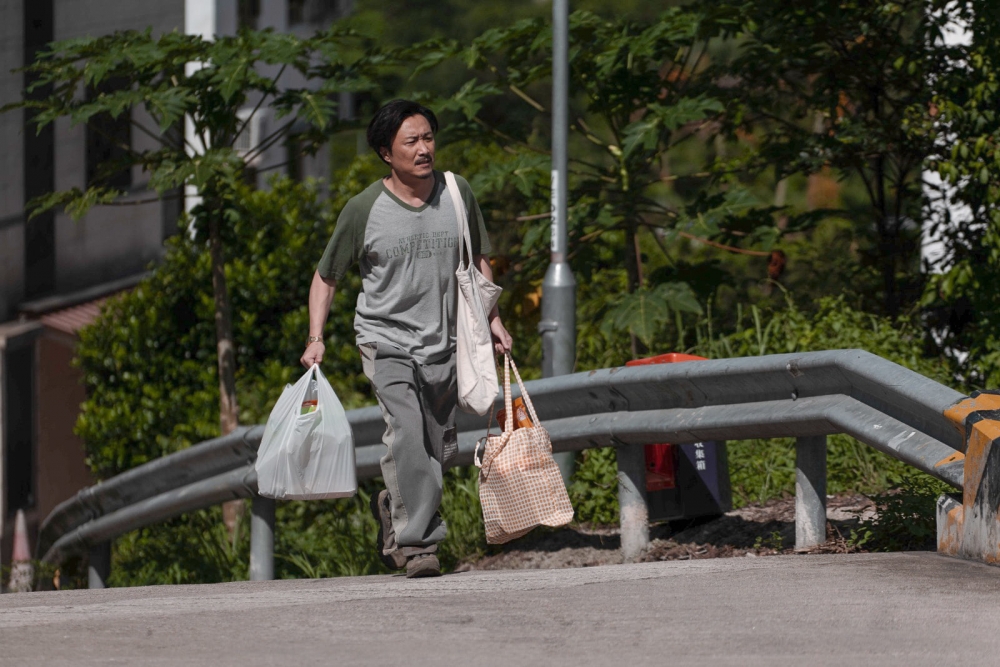 港爸發現前妻出軌，最終離婚收場，他肩負育兒使命，獨自扶養2名子女。
