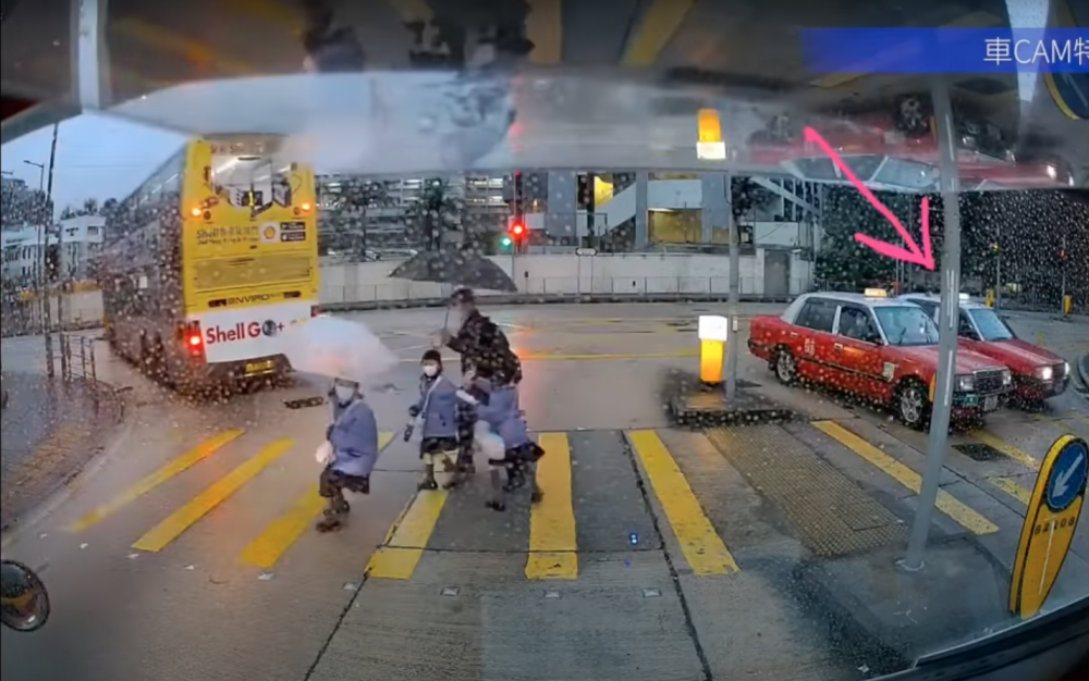 港爸尚未識驚，繼續衝紅燈過剩下馬路